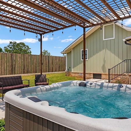 Blumenhaus Sleeps 6 Full Kitchen Plus Hot Tub Fredericksburg Exterior foto