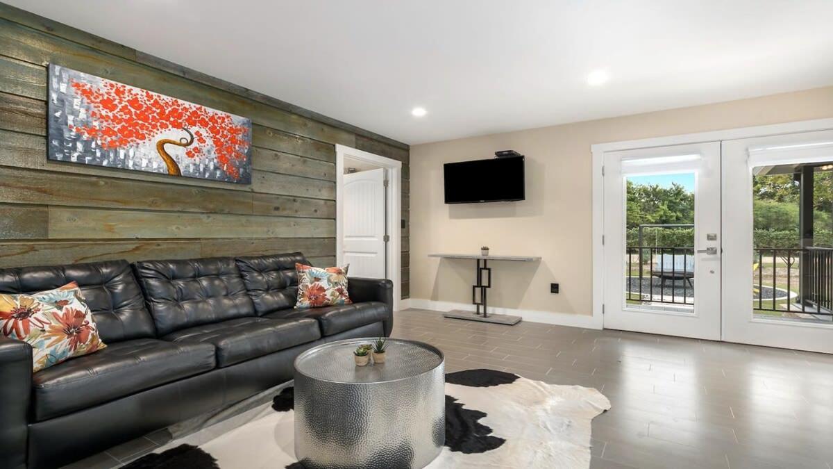 Blumenhaus Sleeps 6 Full Kitchen Plus Hot Tub Fredericksburg Exterior foto